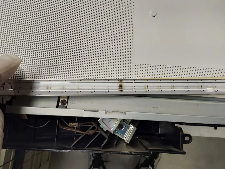 Struttura interna di un Lenovo C40-30 durante la pulizia.